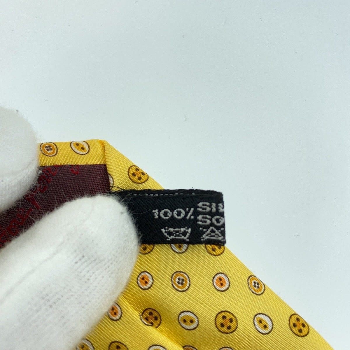 12749
Salvatore Ferragamo Button Pattern All-Over Pattern Yellow Silk 9cm Tip Necktie for Men