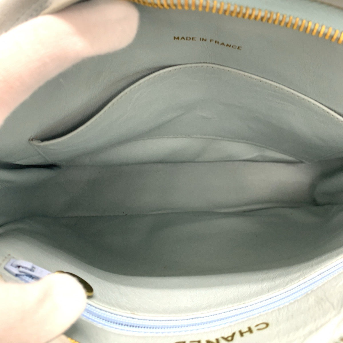 10286
CHANEL シャネル ヴィンテージ バイアスステッチ ココマーク フリンジ ライトブルー ゴールド金具 スウェード 斜め掛け チェーンショルダーバッグ レディース