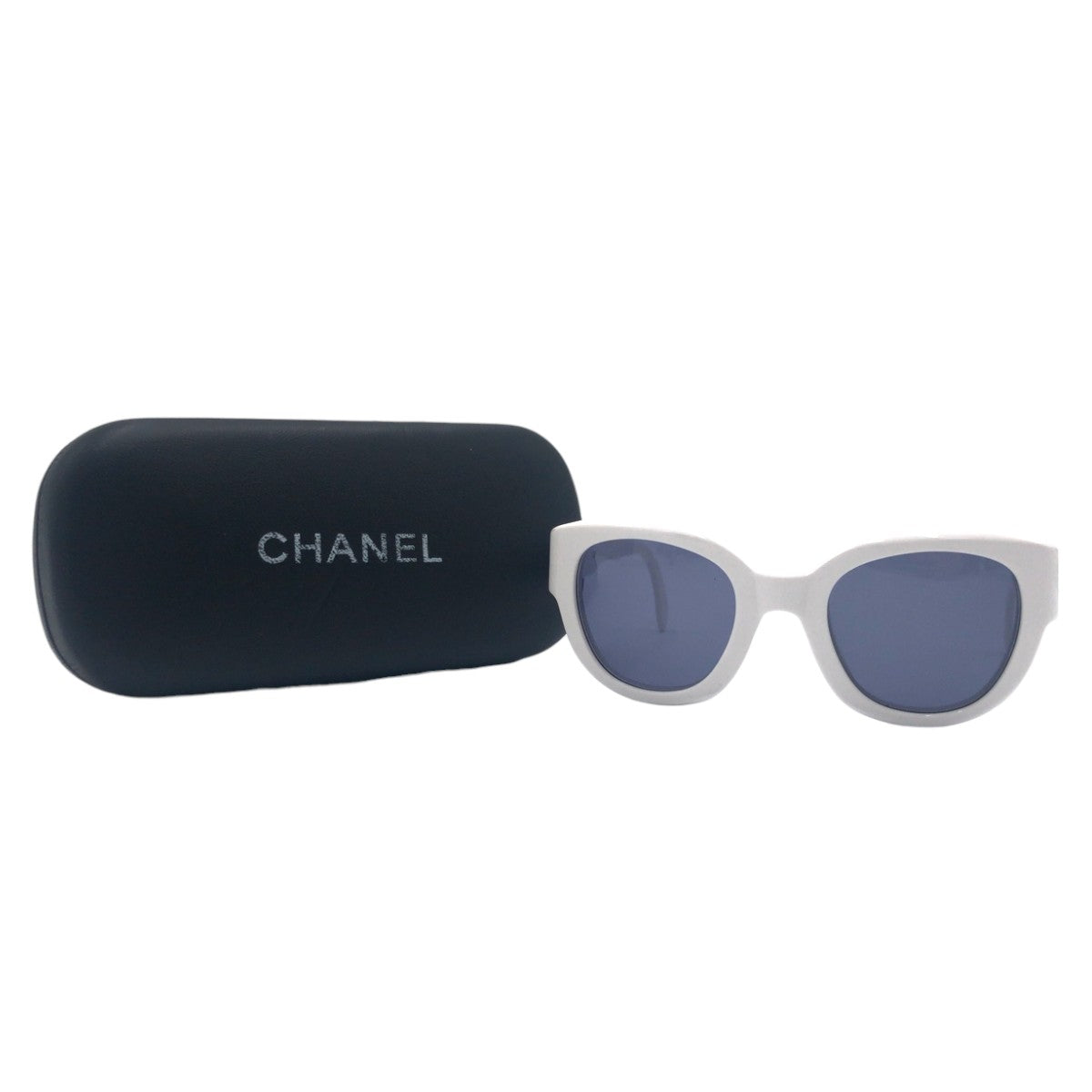10497
CHANEL Vintage Side Logo White Plastic 05247 10601 Sunglasses Wellington Women's