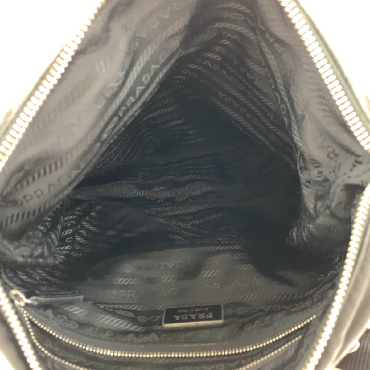 10502
PRADA プラダ テスート 三角ロゴプレート ブラック ナイロン / レザー 斜め掛け ショルダーバッグ メッセンジャバッグ メンズ