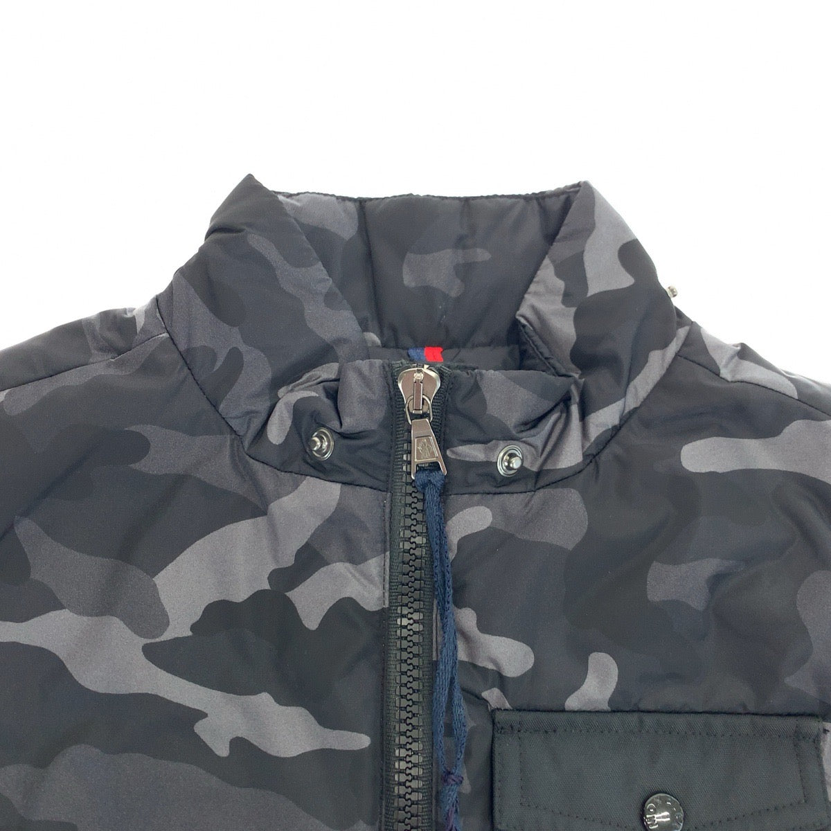 17963
MONCLER モンクレール カモフラ柄 迷彩柄 DRUM GILET サイズ130 ブラック ナイロン 5909169175 ダウンベスト フード取り外し可 キッズ S40