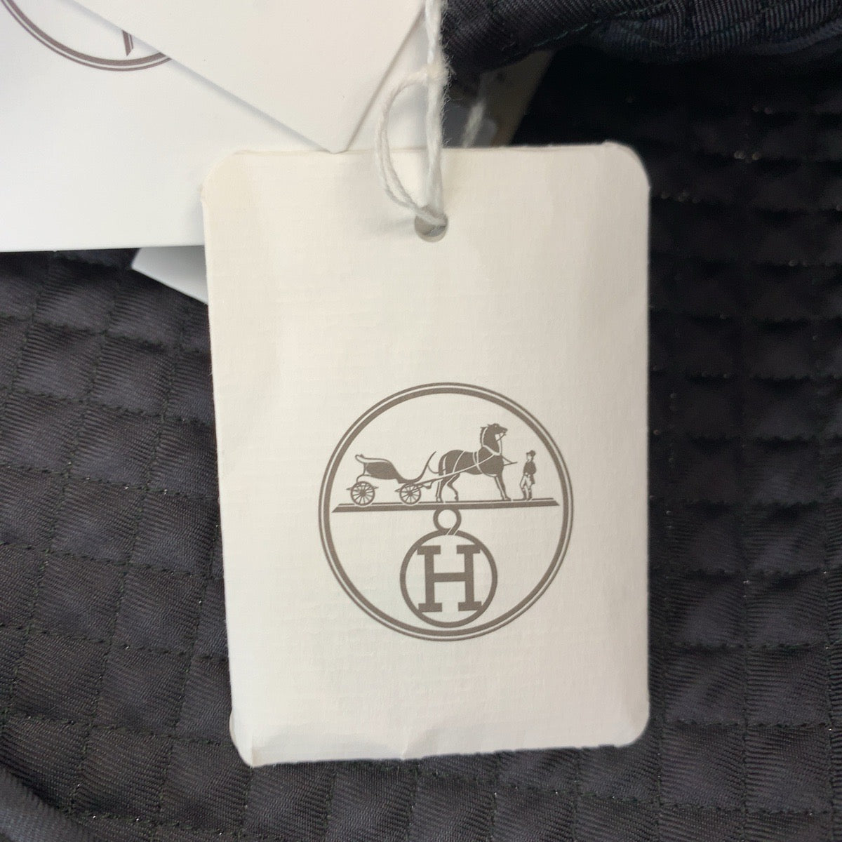 10743
HERMES エルメス 23AW シェーヌダンクル柄 サイズ40 ブラック 黒 ホワイト 白 シルバー金具 シルク H3H0202D4B1 キルティングジャケット ノーカラー レディース N210