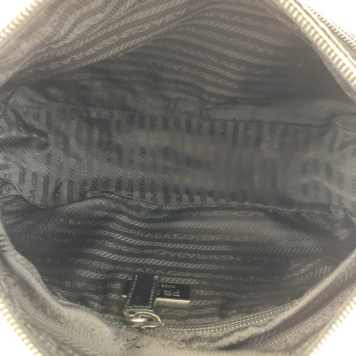 10658
PRADA プラダ テスート 三角ロゴプレート 男女兼用 ブラック 黒 シルバー金具 ナイロン B10140 斜め掛け ショルダーバッグ メッセンジャーバッグ メンズ