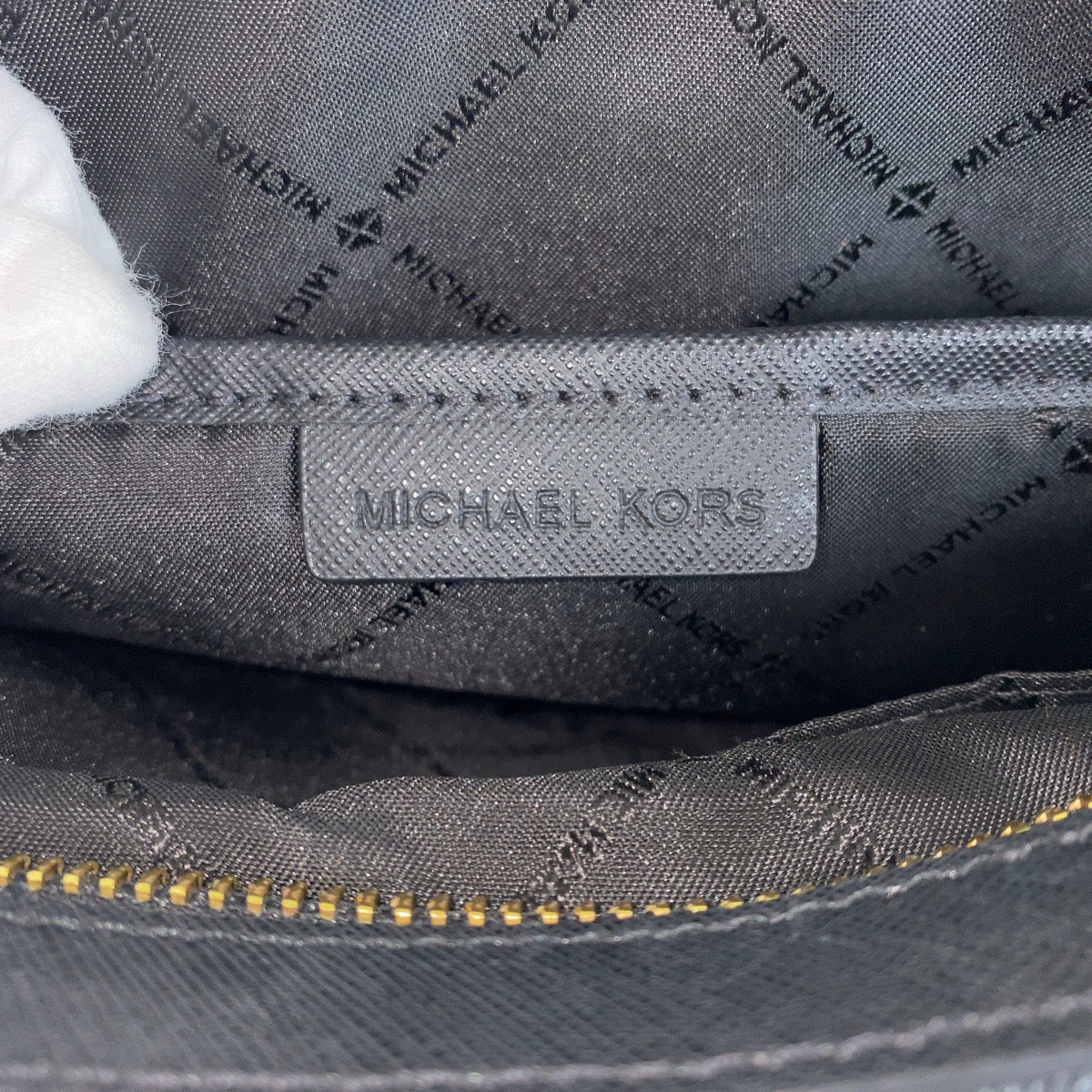 13319
Michael Kors マイケルコース ブラック 黒 ゴールド金具 レザー 斜め掛け ショルダーバッグ ポシェット レディース