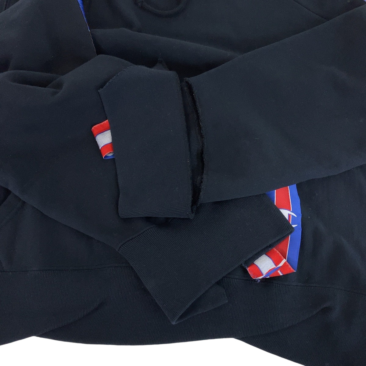 13363
VETEMENTS ヴェトモン チャンピオンコラボ カットオフ パネル ロゴテープ サイズXS ブラック 黒 レッド ブルー コットン WSS17CH7 パーカー フーディー メンズ