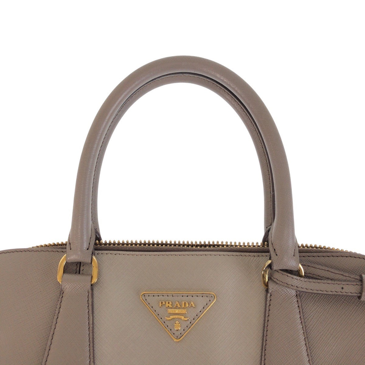 13389
PRADA プラダ サフィアーノ 三角ロゴプレート グレー ゴールド金具 レザー トートバッグ ショルダーバッグ レディース
