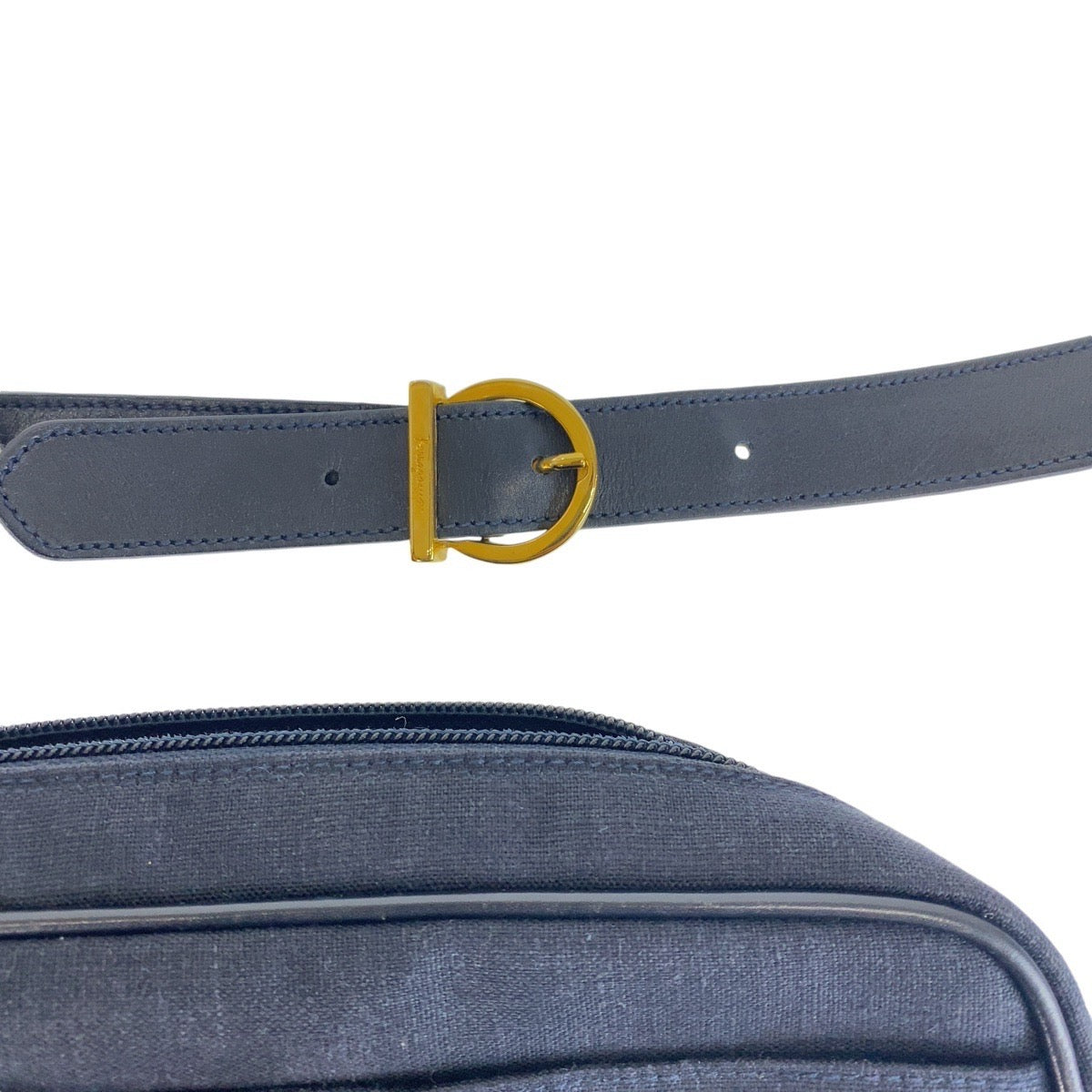 13686
Salvatore Ferragamo サルヴァトーレフェラガモ ヴァラ ネイビー ゴールド金具 キャンバス / レザー ショルダーバッグ ポシェット レディース