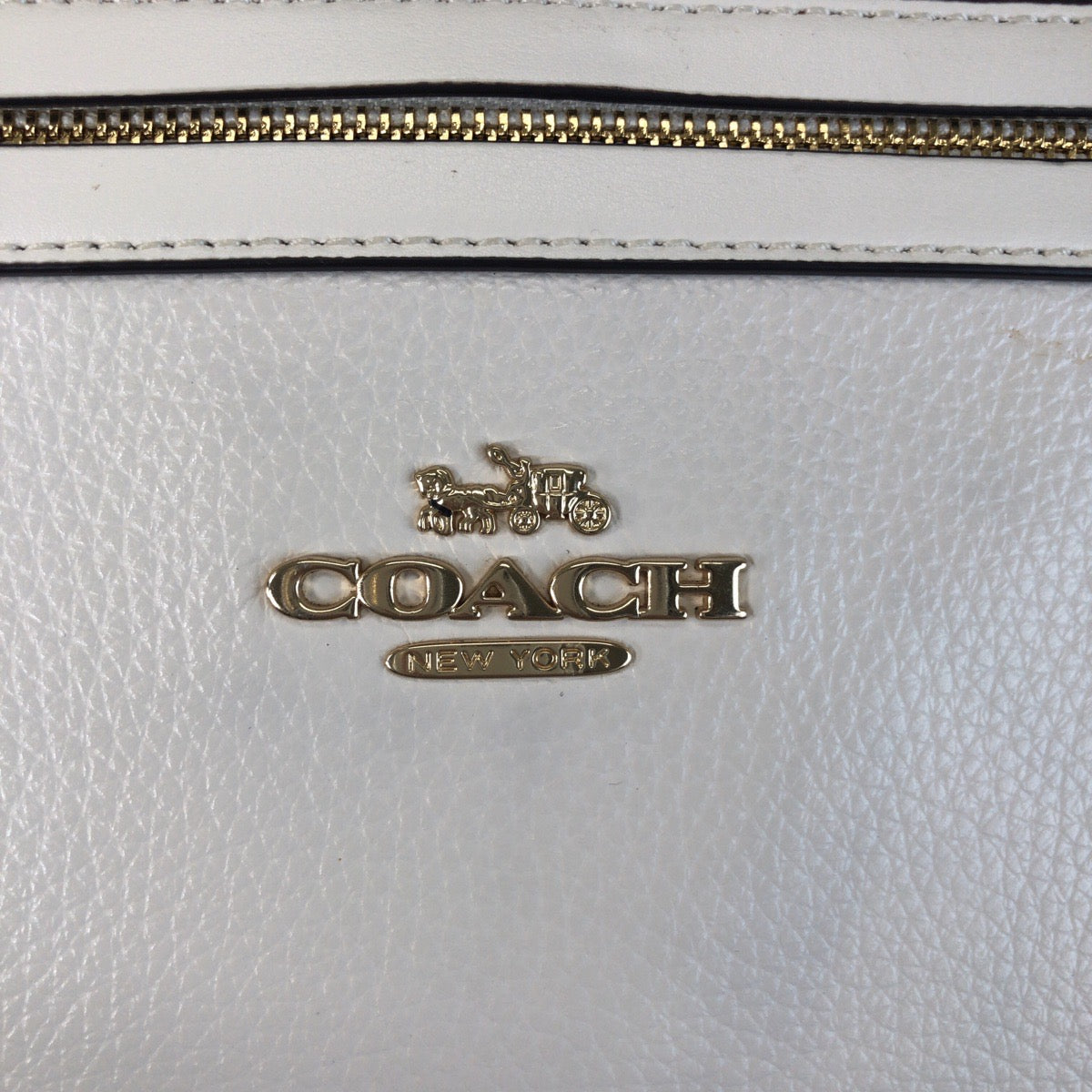 13799
COACH コーチ レクシー ホワイト 白 ゴールド金具 レザー 斜め掛け ショルダーバッグ メッセンジャーバッグ レディース