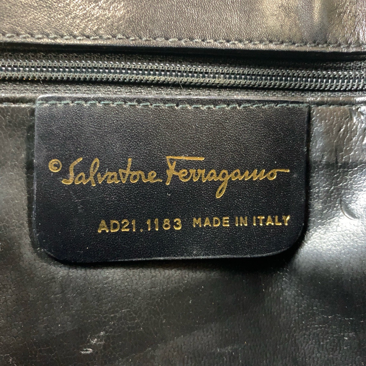 15172
Salvatore Ferragamo サルヴァトーレフェラガモ ブラック 黒 ゴールド金具 レザー ショルダーバッグ ポシェット レディース