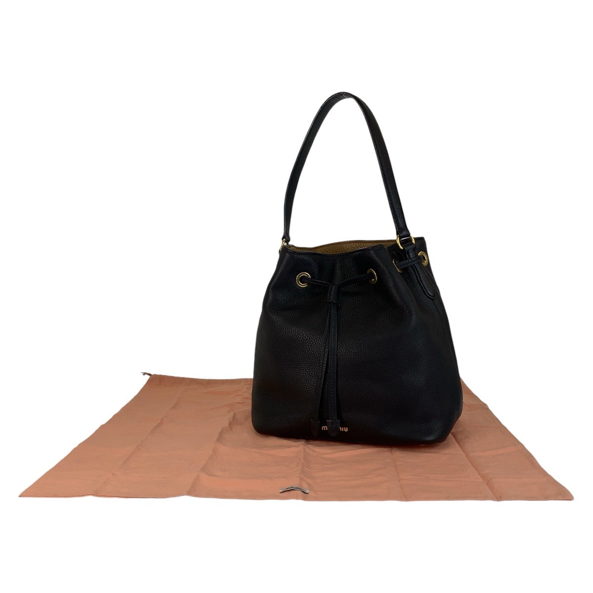 15205
Miu Miu ミュウ ミュウ ブラック 黒 ゴールド金具 レザー ショルダーバッグ レディース