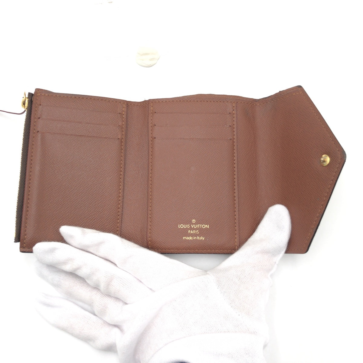 15628
LOUIS VUITTON ルイヴィトン モノグラム ポルトフォイユ ヴィクトリーヌ ブラウン ゴールド金具 PVC M62472 三つ折り財布 折財布 コンパクトウォレット レディース