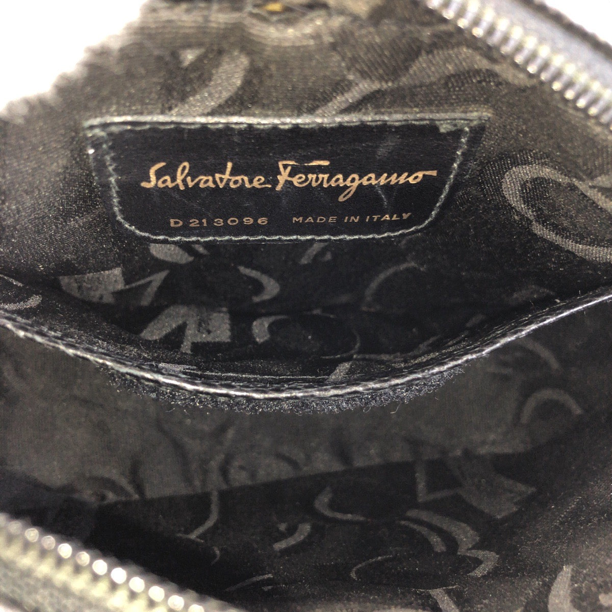 15787
Salvatore Ferragamo サルヴァトーレフェラガモ ヴァラ ブラック 黒 ゴールド金具 レザー ショルダーバッグ ポシェット レディース
