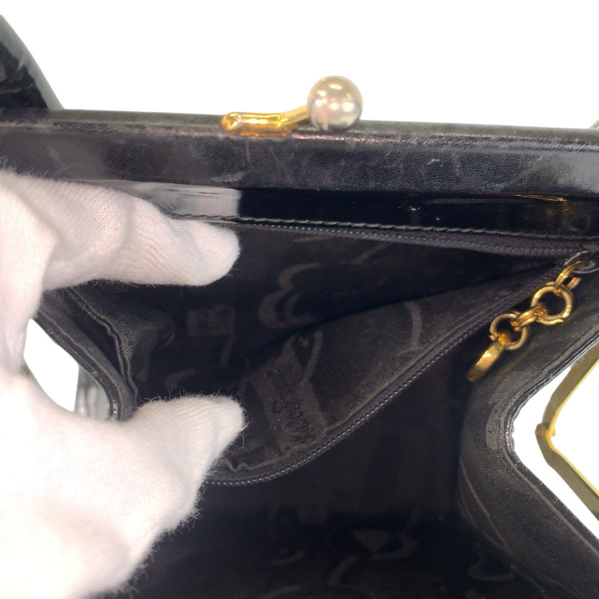 18395
Salvatore Ferragamo サルヴァトーレフェラガモ ヴィンテージ ヴァラリボン ブラック 黒 ゴールド金具 パテントレザー ハンドバッグ レディース ABP39