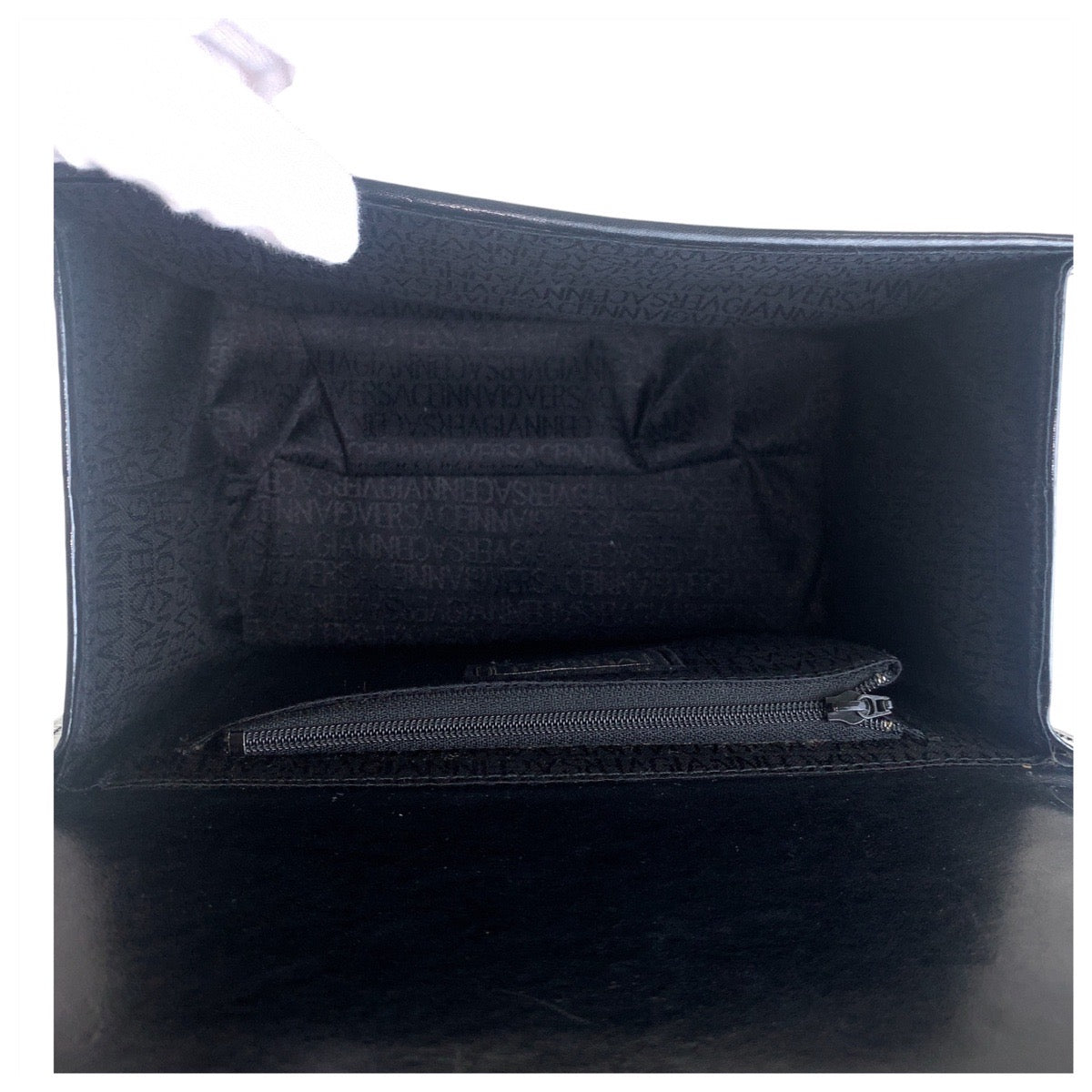 18586
VERSACE ヴェルサーチ ヴィンテージ サンバースト ブラック 黒 ゴールド金具 エナメル ハンドバッグ バニティバッグ レディース ABP43