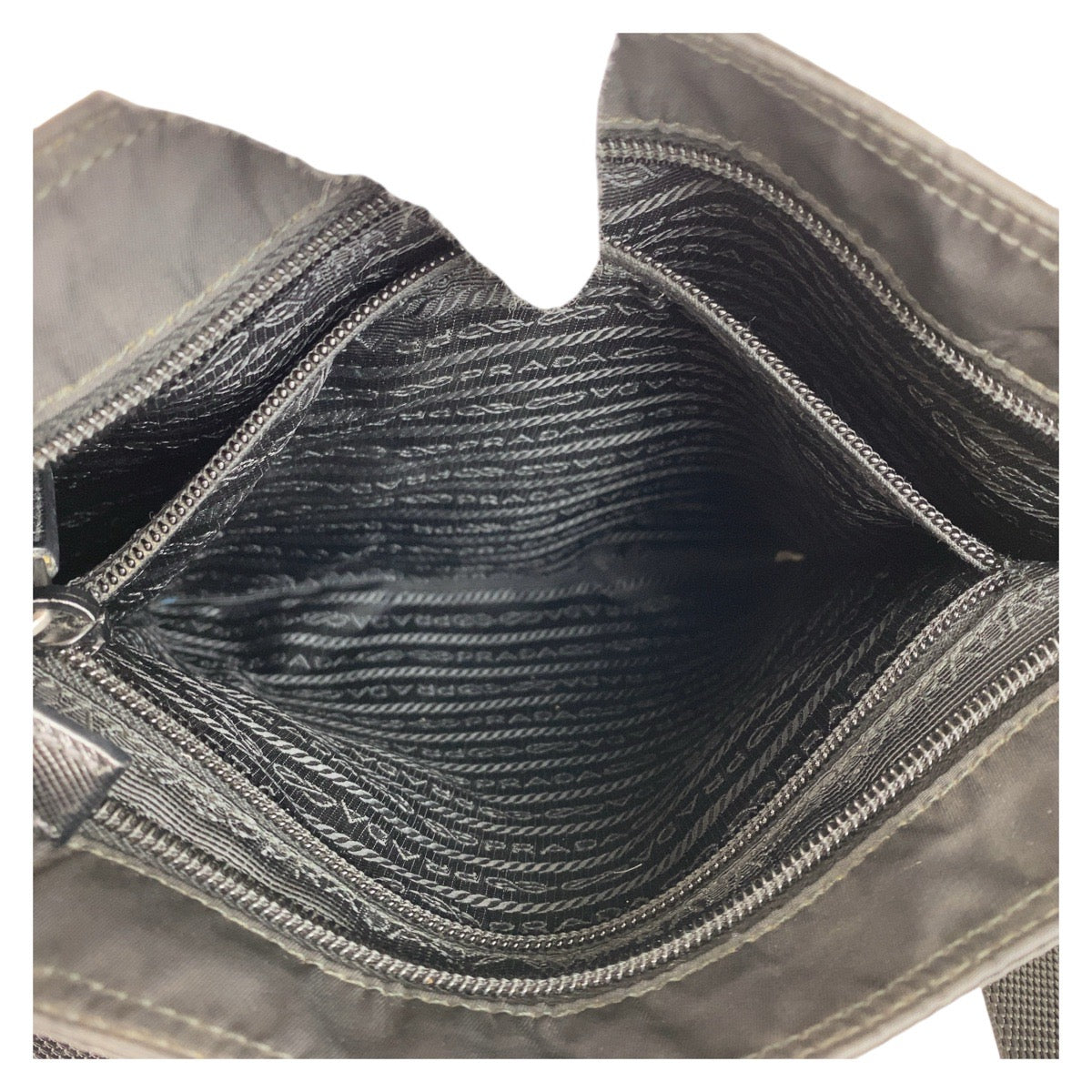 18702
PRADA プラダ テスート 三角ロゴプレート ブラック 黒 シルバー金具 ナイロン ショルダーバッグ メッセンジャーバッグ レディース ABP40