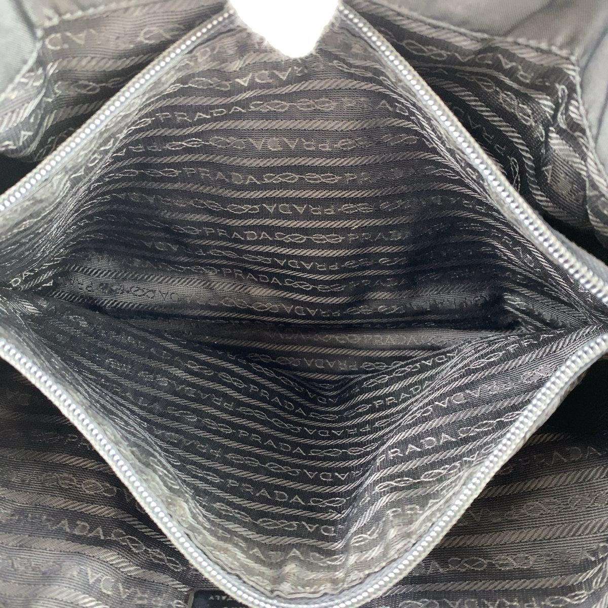 18927
PRADA プラダ テスート 三角ロゴプレート ブラック 黒 シルバー金具 ナイロン トートバッグ ハンドバッグ レディース AB