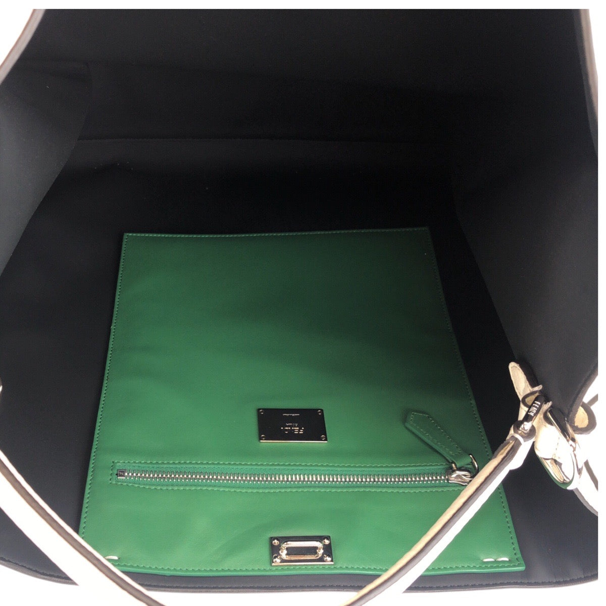 19516
FENDI フェンディ ピーカブ― エックスライト セレリア 男女兼用 ホワイト シルバー金具 レザー 7VA448 トートバッグ ビジネスバッグ 2WAY メンズ A124