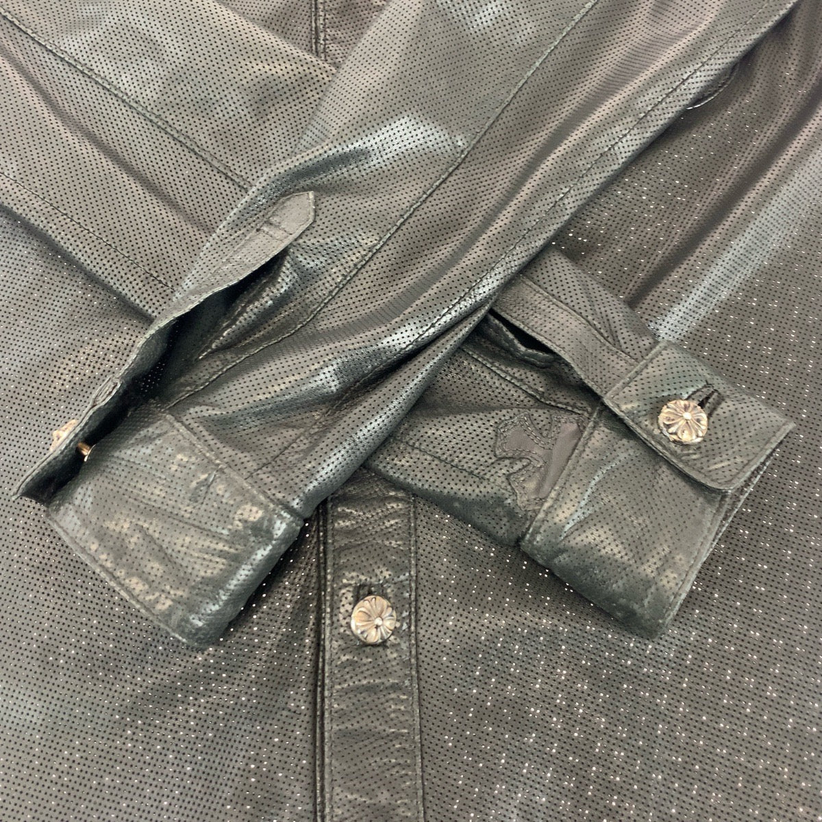 19677
CHROME HEARTS クロムハーツ クロスパッチ クロスボールボタン パンチング サイズS ブラック 黒 レザー 長袖シャツ レザーシャツ メンズ AB400