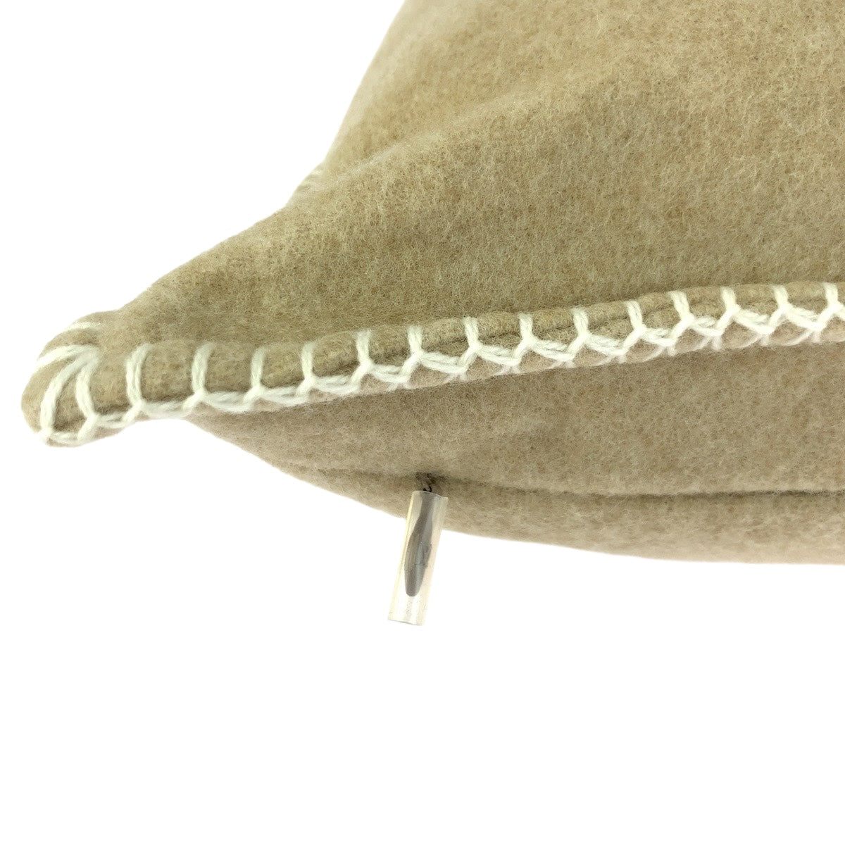 20205
LOUIS VUITTON ルイヴィトン 23AW モノグラム 男女兼用 ベージュ ホワイト ウール / カシミヤ インテリア クッション A63