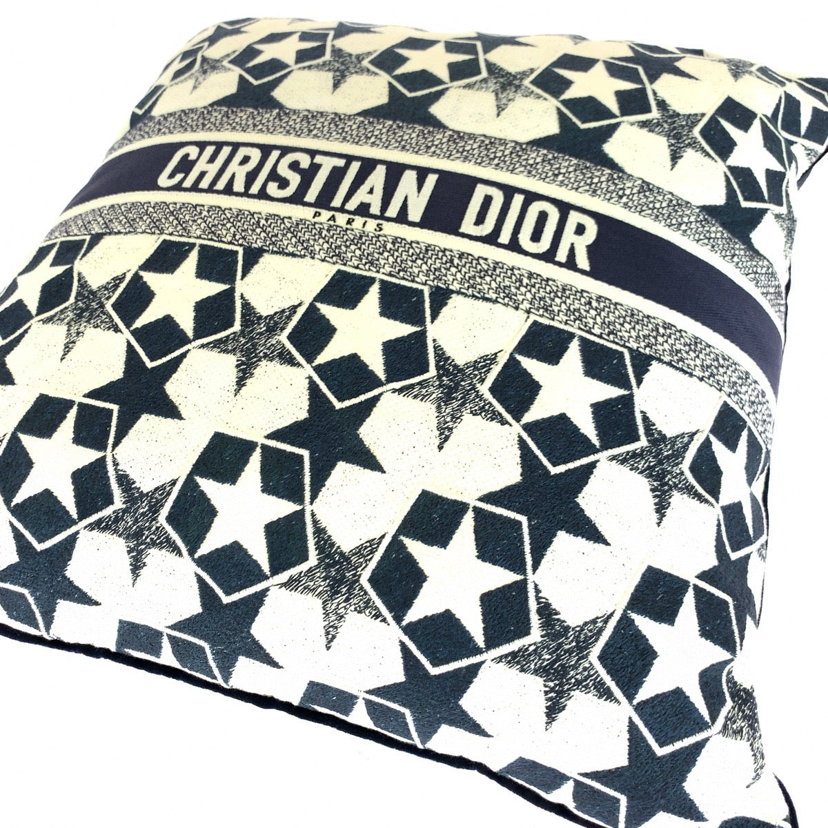 20208
Dior ディオール ロゴ刺繍 男女兼用 ネイビー ホワイト キャンバス HYP02ASC1U インテリア クッション レディース ABP50