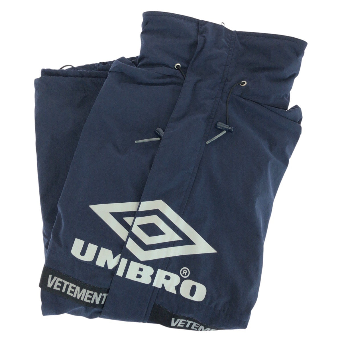 20736
VETEMENTS ヴェトモン VETEMENTS UMBROコラボ トラックジャケット サイズXS ネイビー ホワイト ナイロン ナイロンジャケット ウインドブレーカー メンズ ABP34