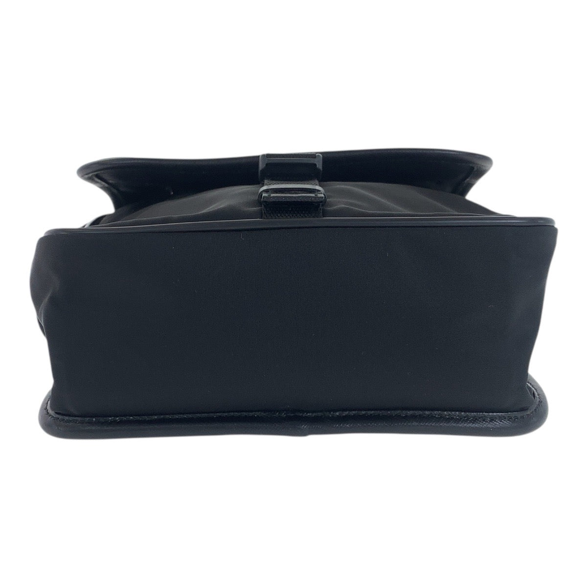 20930
PRADA プラダ テスート サフィアーノ 三角ロゴプレート ブラック 黒 シルバー金具 ナイロン / レザー ショルダーバッグ ポシェット レディース A42