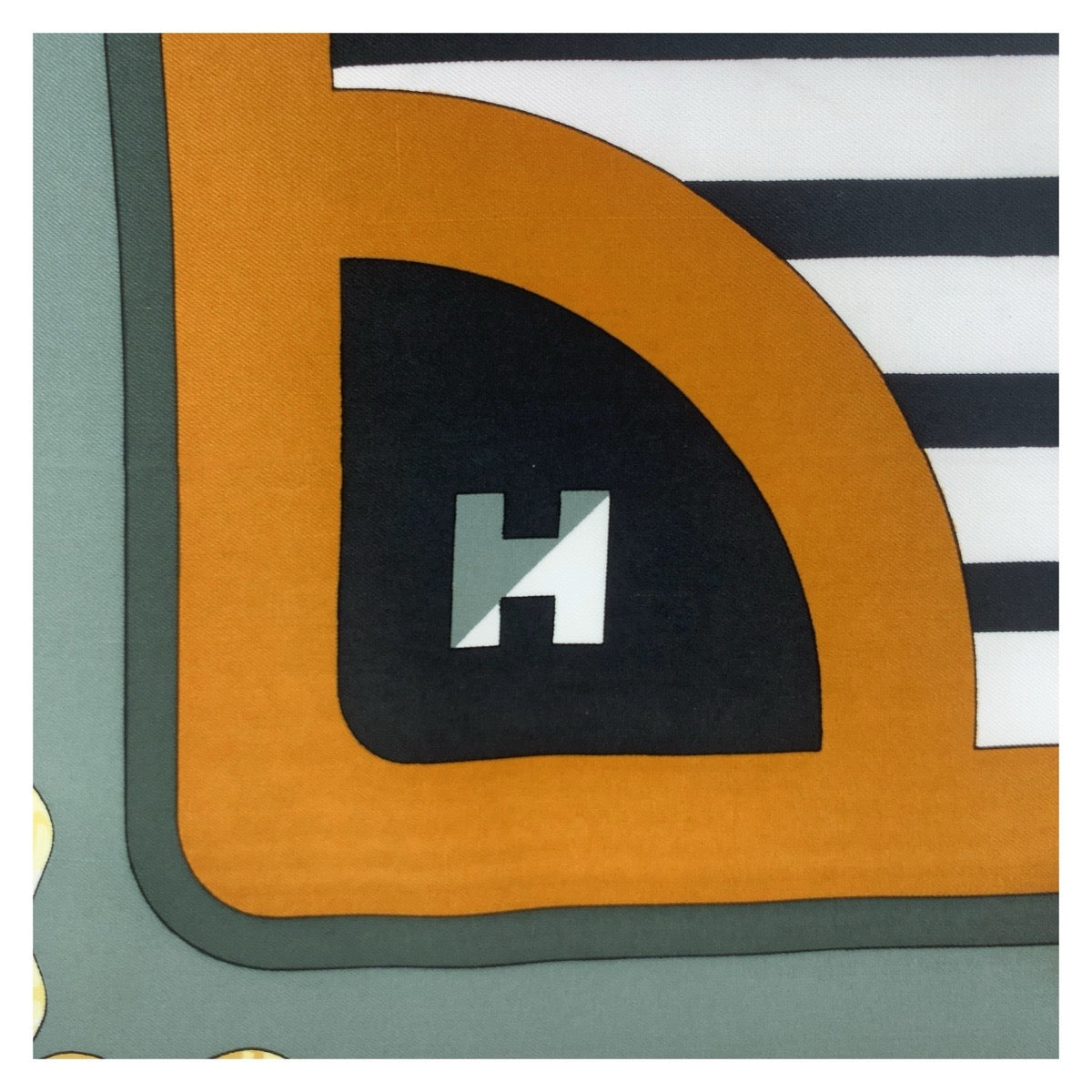 21210
HERMES エルメス カレ90 コーチング ブラウン ブラック イエロー シルク スカーフ レディース A24