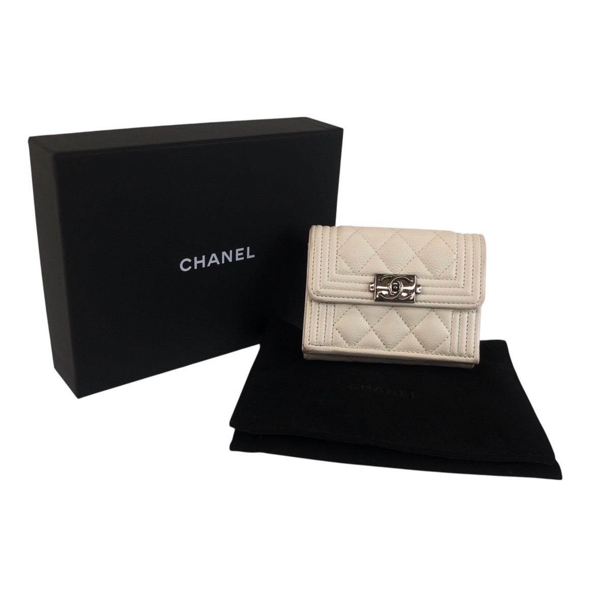 23959
CHANEL シャネル ボーイシャネル ココマーク ホワイト シルバー金具 レザー 折り財布 コンパクトウォレット レディース ABP72