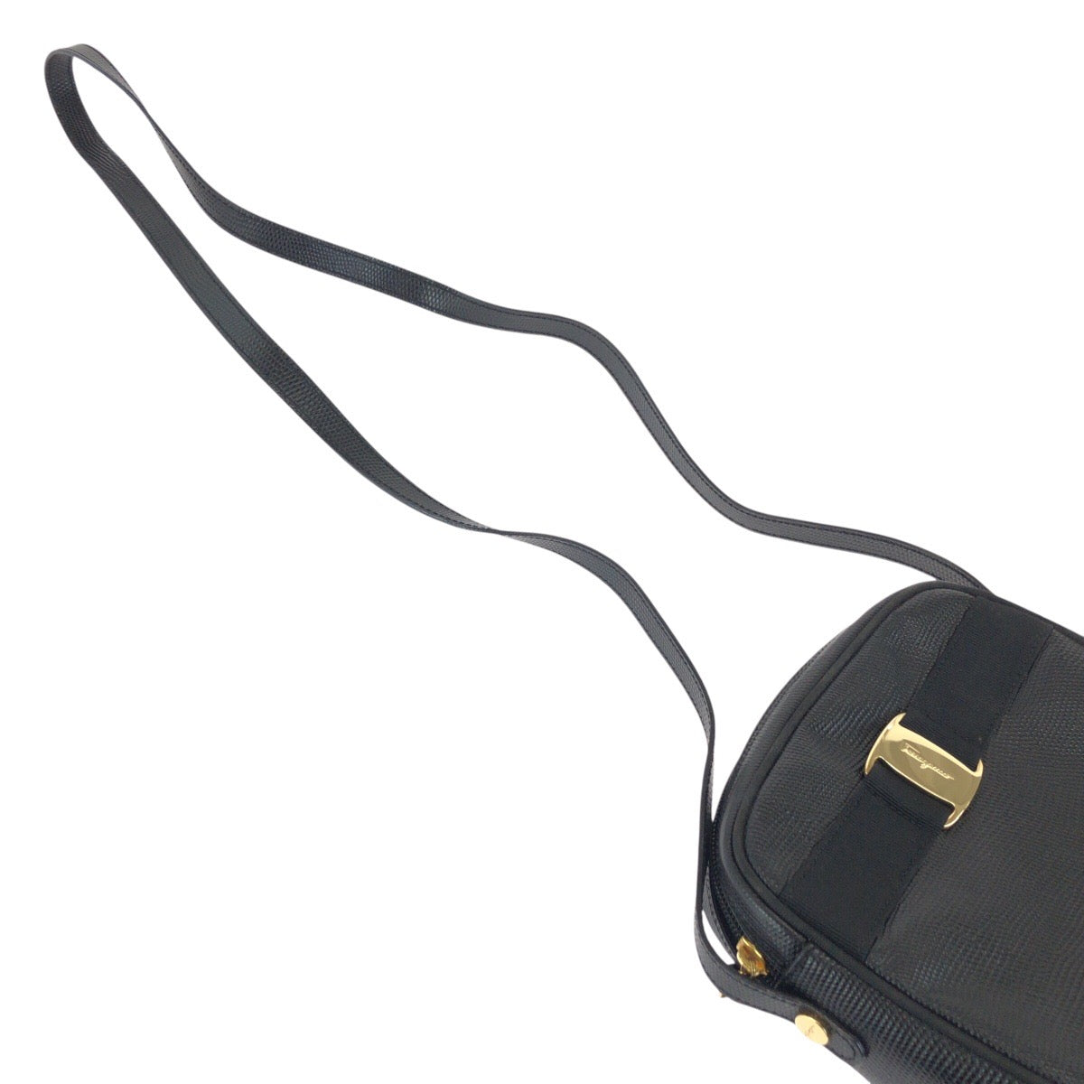24816
Salvatore Ferragamo サルヴァトーレフェラガモ ヴァラ 型押し ブラック 黒 ゴールド金具 レザー ショルダーバッグ ポシェット レディース ABP23