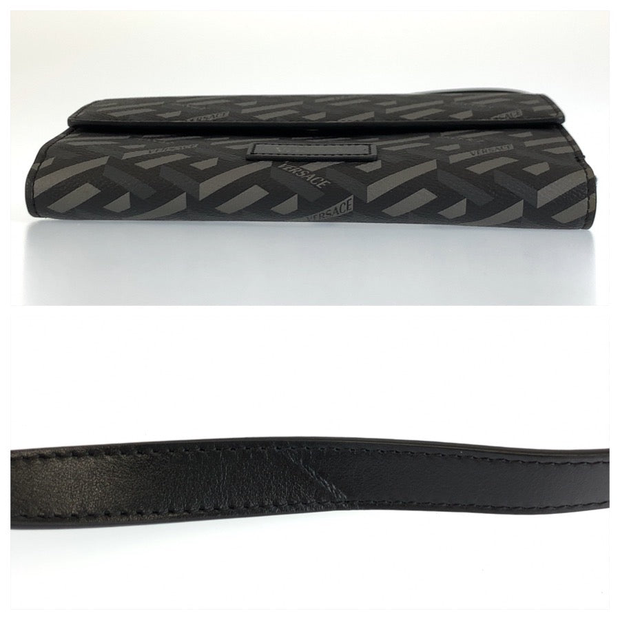 26055
VERSACE ヴェルサーチ ラグレカ ブラック 黒 シルバー金具 PVC ショルダーバッグ ウェアラブルウォレット レディース ABP21