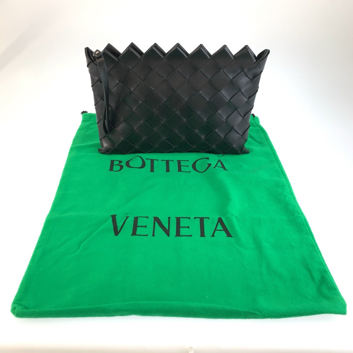 26065
BOTTEGAVENETA ボッテガヴェネタ イントレチャート ブラック 黒 シルバー金具 レザー S02159603K クラッチバッグ セカンドバッグ メンズ A72