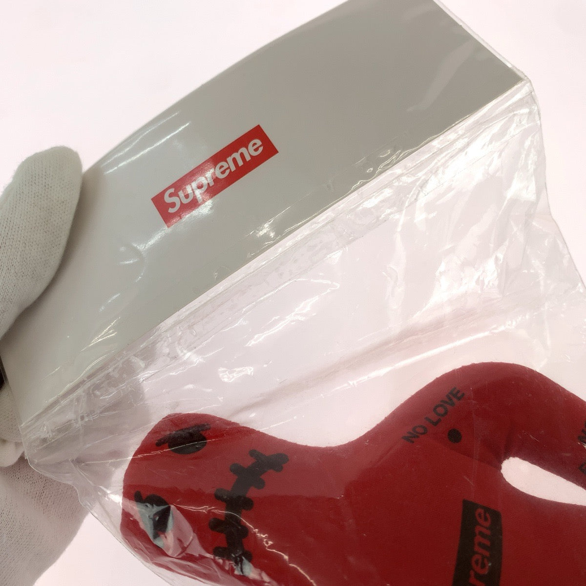 26392
Supreme シュプリーム Voodoo Doll 針付き レッド ブラック 布 ブードゥードール 人形 レディース S