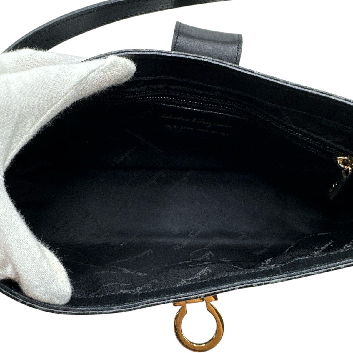 26592
Salvatore Ferragamo サルヴァトーレフェラガモ ガンチーニ ブラック 黒 ゴールド金具 レザー EE-21 ショルダーバッグ レディース ABP30