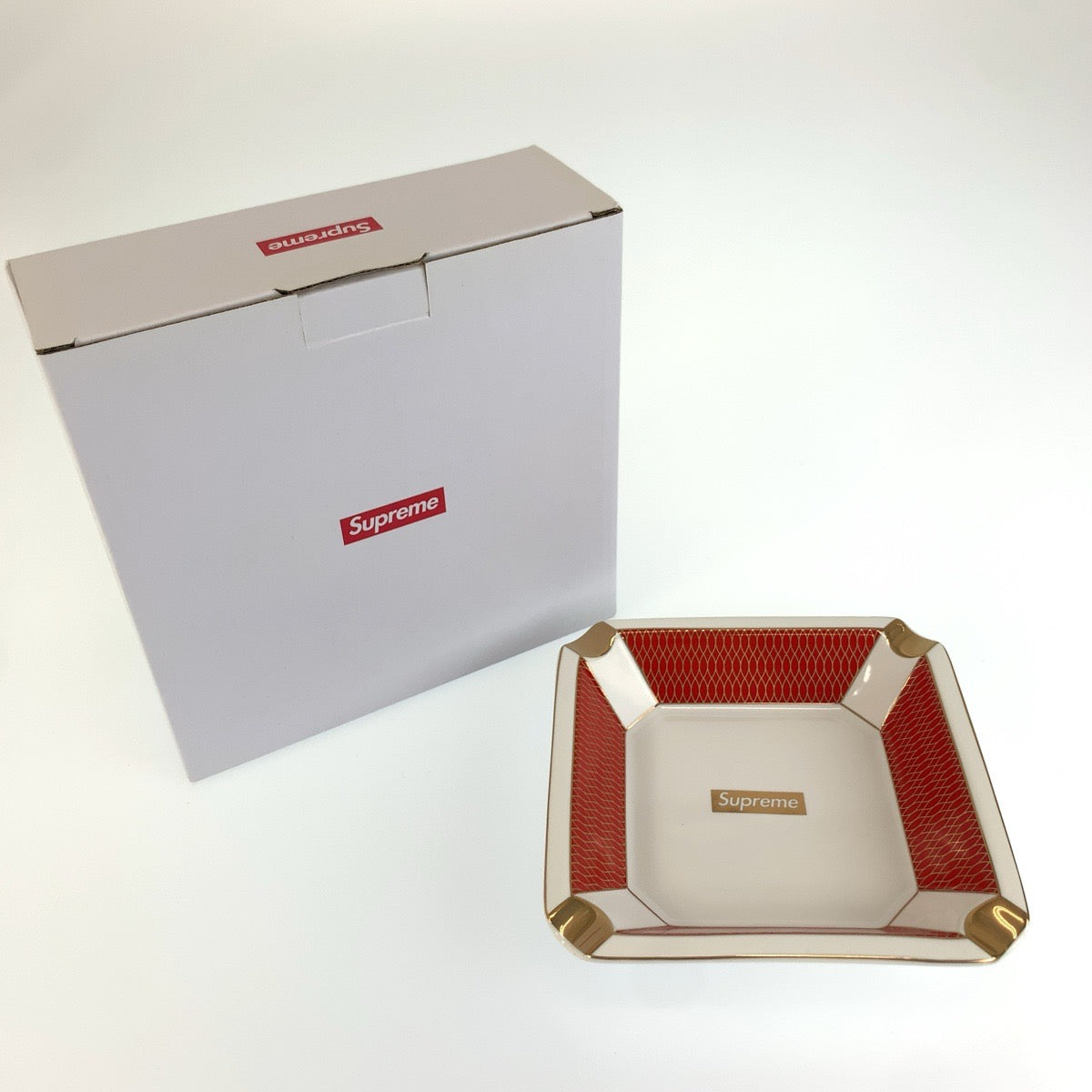 26695
Supreme シュプリーム Small Ashtray レッド ホワイト ガラス 灰皿 アッシュトレイ 小物トレイ メンズ SA