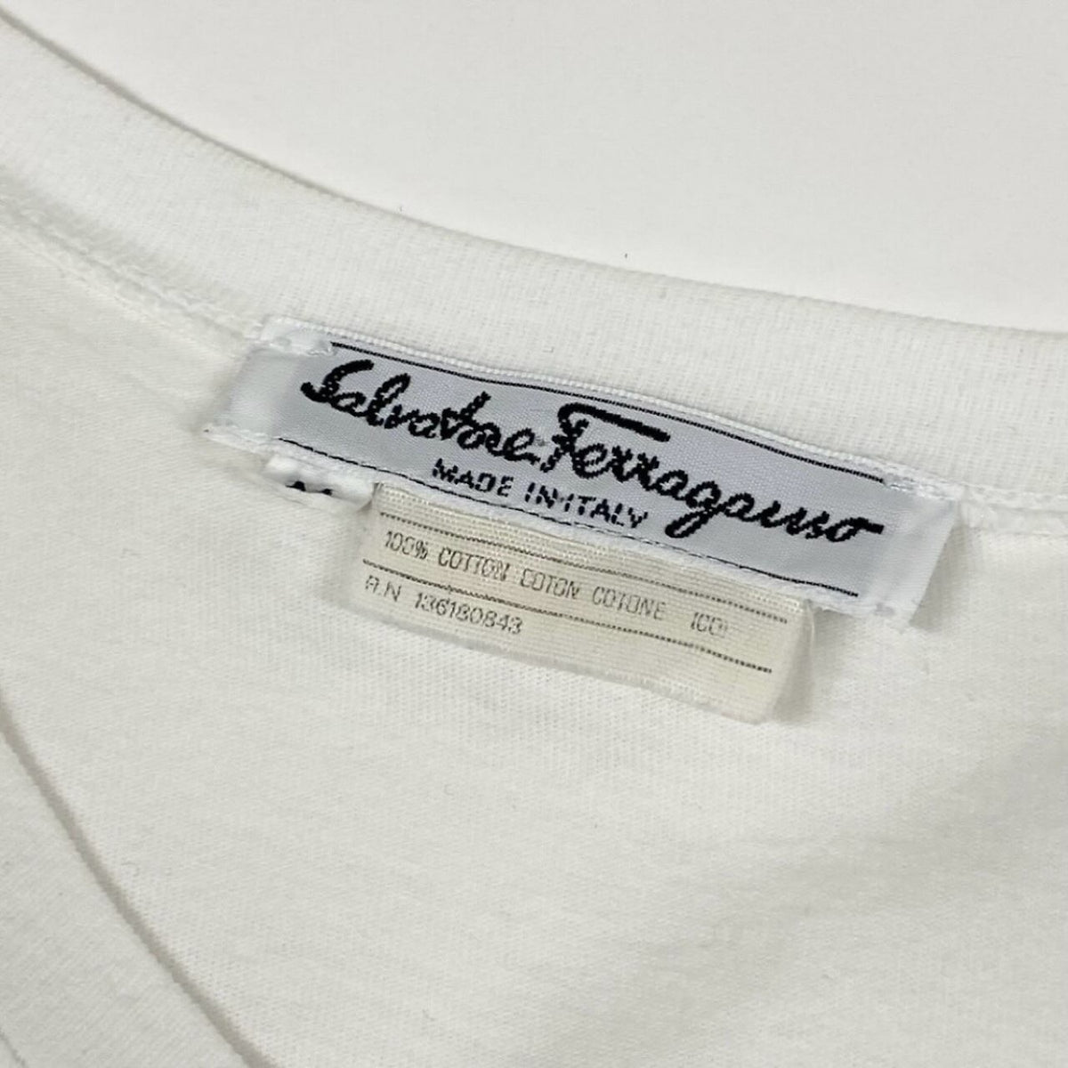 Salvatore Ferragamo サルヴァトーレフェラガモ ブランドロゴ刺繍 Vネック トップスカットソー ホワイト コットン 半袖Tシャツ レディース AB