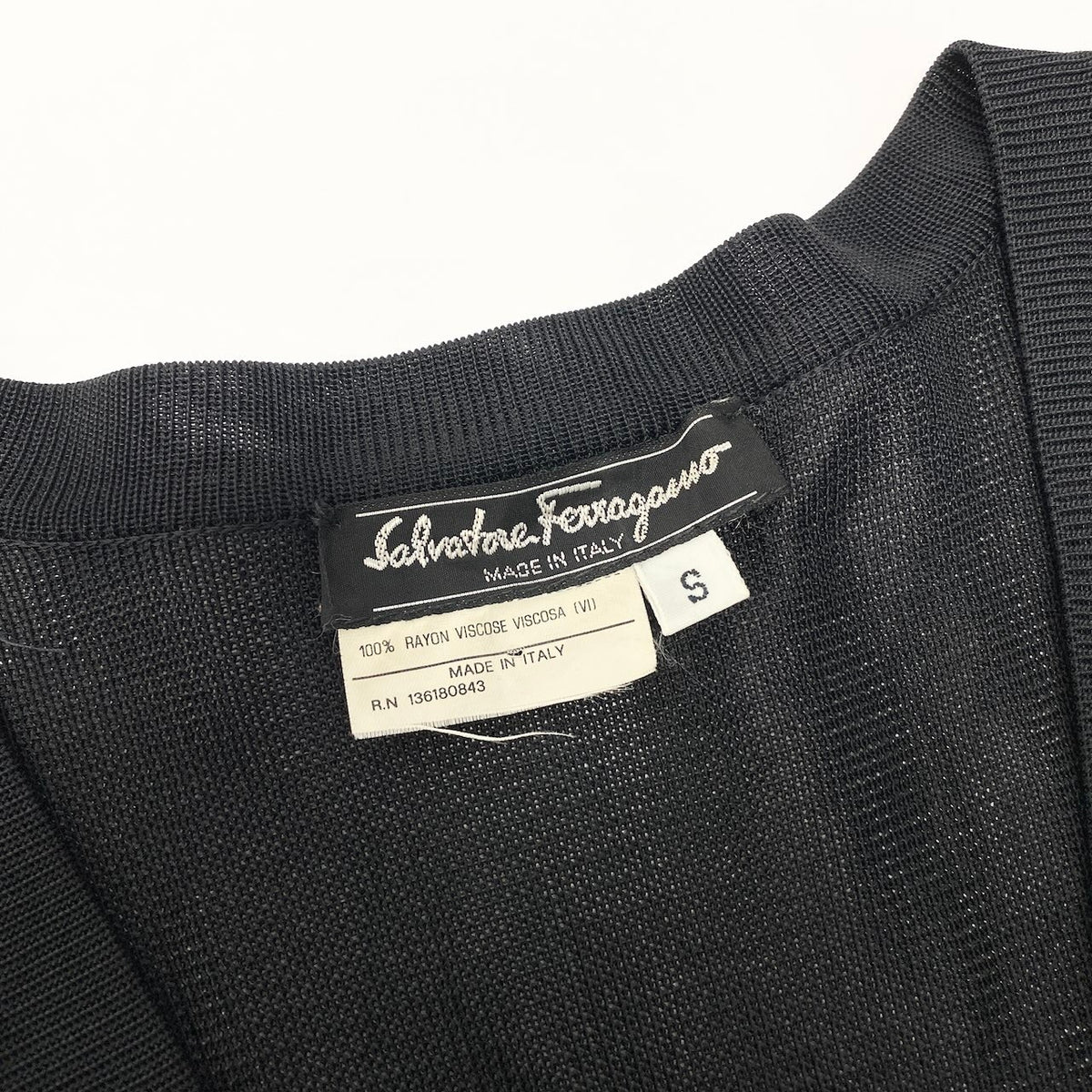 Salvatore Ferragamo サルヴァトーレフェラガモ ロング丈 金ボタンフレアスリーブ ブラック レーヨン シアーニットワンピース レディース ABP