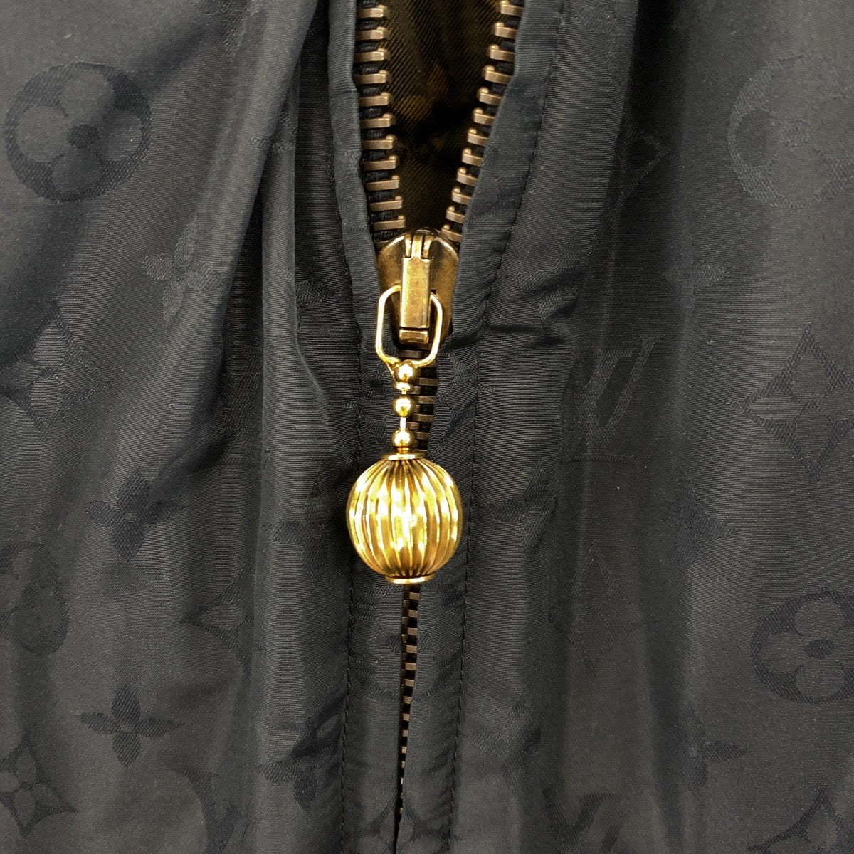 B-104
LOUIS VUITTON ルイヴィトン モノグラム ボンバージャケット サイズ34 ブラック 黒 ゴールド金具 ポリエステル / シルク RW221B FLX FMOW ナイロンジャケット ライダースジャケット レディース