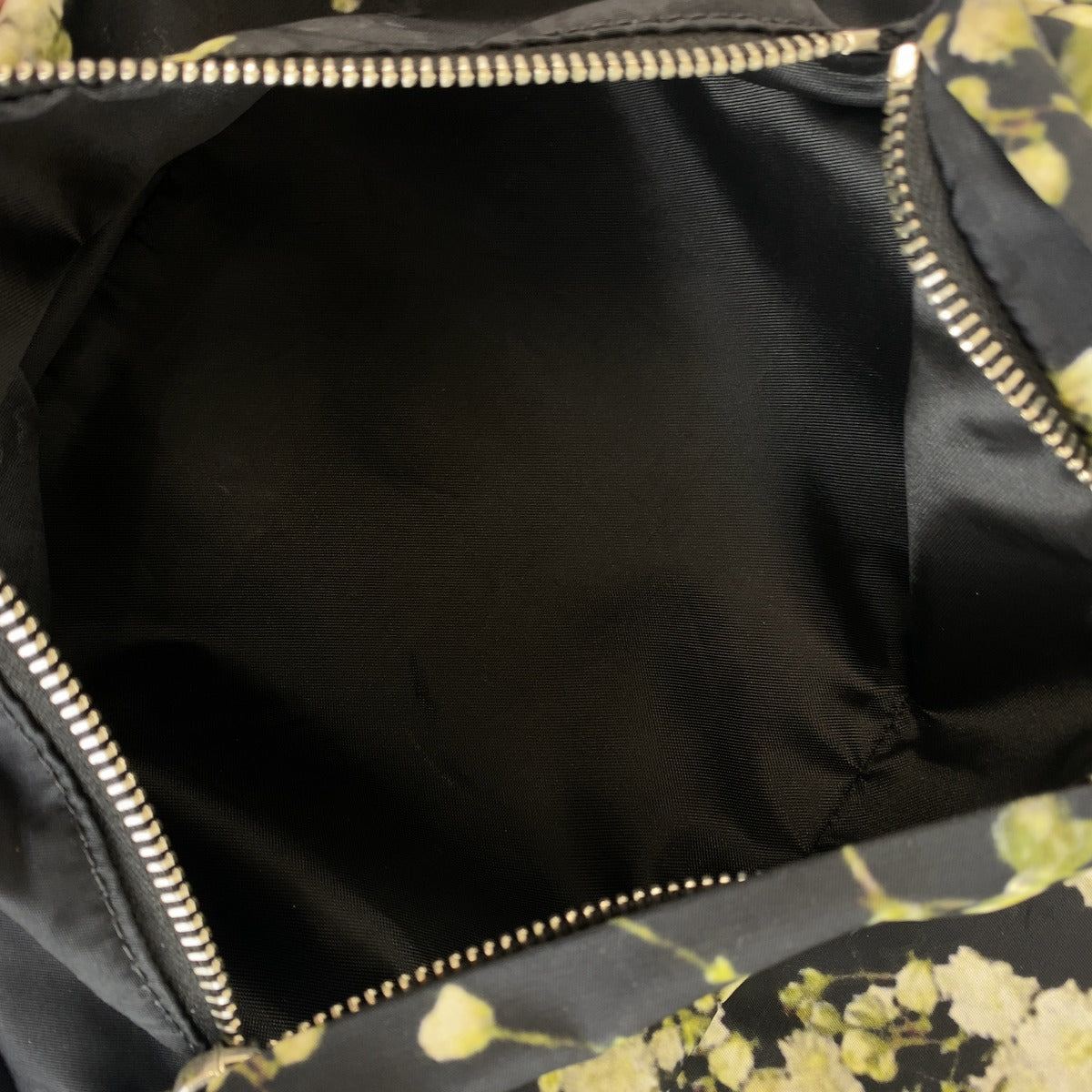 GIVENCHY ジバンシィ フラワーモチーフ ブラック ホワイト ナイロン / レザー バックパック リュックサック メンズ AB40