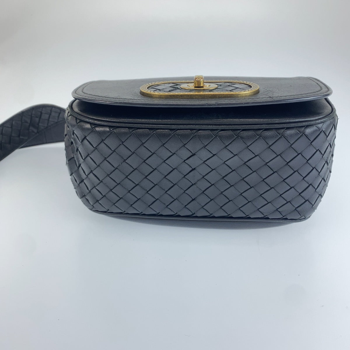 BOTTEGAVENETA ボッテガヴェネタ イントレチャート ブラック ゴールド レザー 斜め掛け ショルダーバッグ レディース AB108