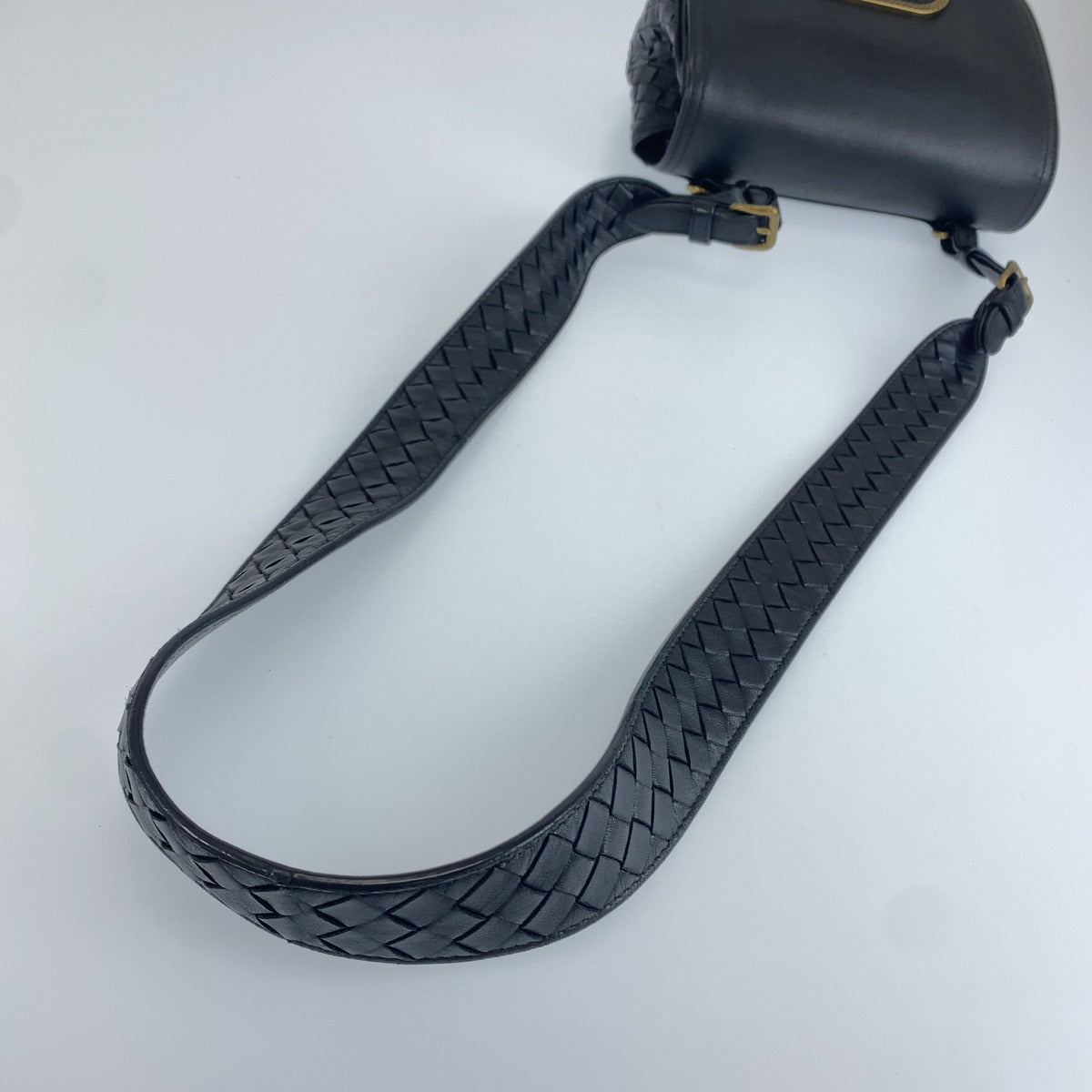 BOTTEGAVENETA ボッテガヴェネタ イントレチャート ブラック ゴールド レザー 斜め掛け ショルダーバッグ レディース AB108