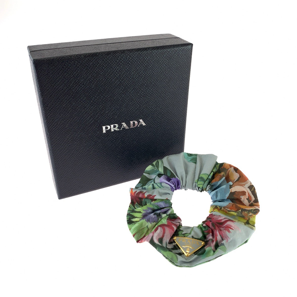 PRADA プラダ ボタニカル柄 フラワープリント 三角ロゴプレート ブルー マルチカラー ファブリック 髪飾り シュシュ ヘアアクセサリー レディース ABP43