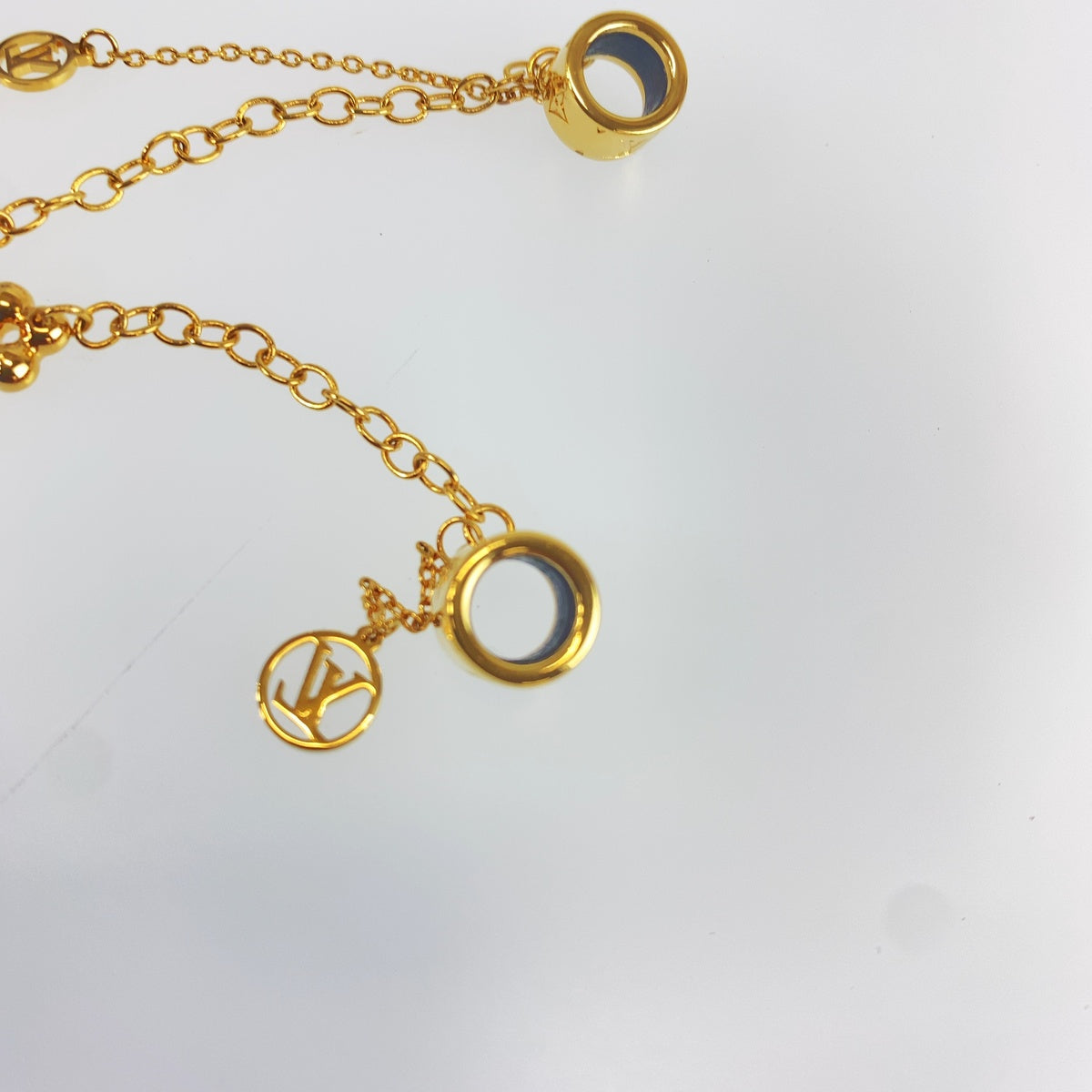 LOUIS VUITTON ルイヴィトン LVイニシャル フラワー ゴールド メタル イヤホンチャーム AirPodsチャーム イヤホンアクセサリー レディース A47