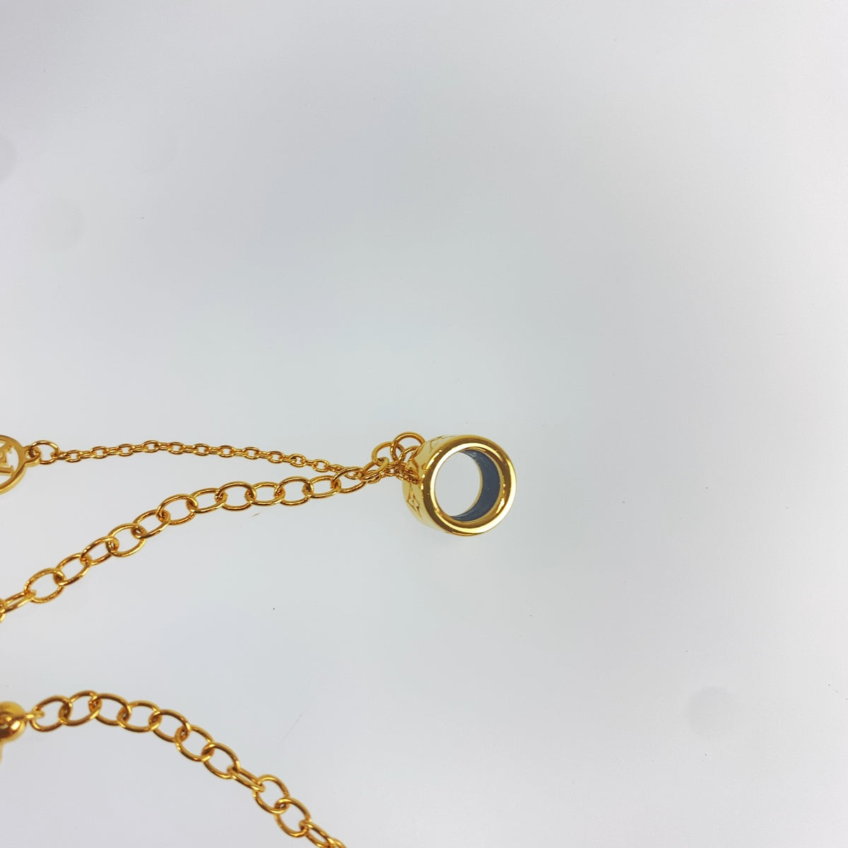 LOUIS VUITTON ルイヴィトン LVイニシャル フラワー ゴールド メタル イヤホンチャーム AirPodsチャーム イヤホンアクセサリー レディース A47
