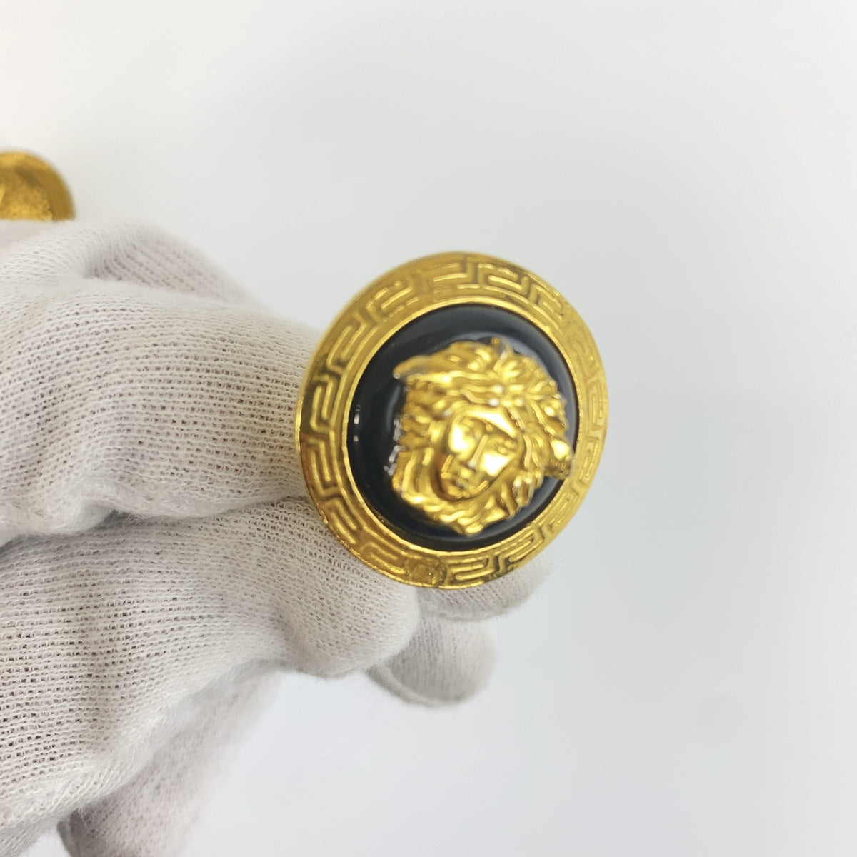 VERSACE ヴェルサーチ ヴィンテージ メデューサ ゴールド ブラック メタル イヤリング A26