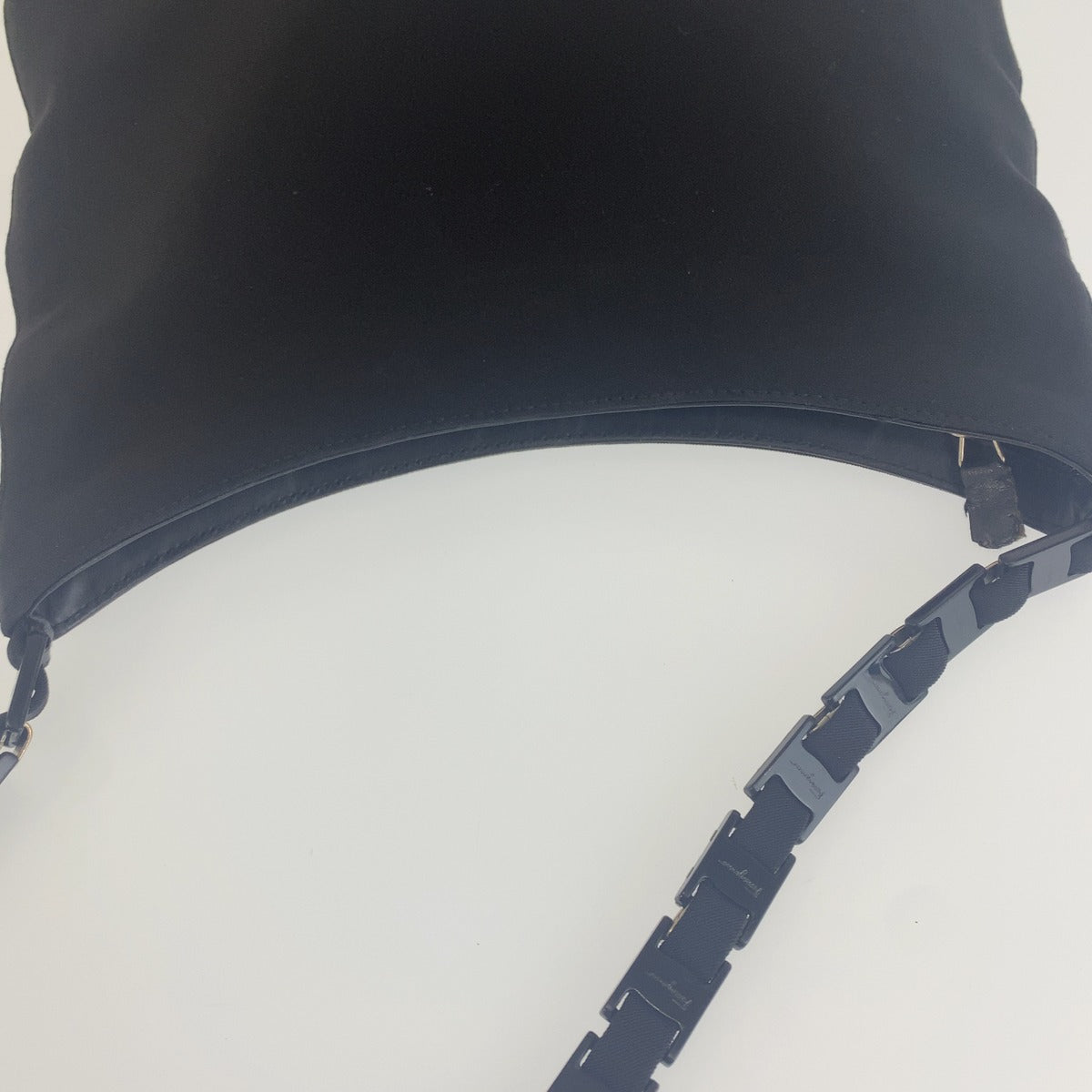 Salvatore Ferragamo サルヴァトーレフェラガモ ヴィンテージ ヴァラ ブラック ナイロン ホーボー ショルダーバッグ レディース B24