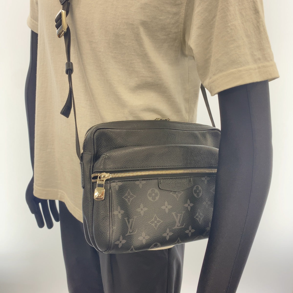 LOUIS VUITTON ルイ ヴィトン タイガラマ アウトドア メッセンジャー ノワール ブラック PVC / レザー ショルダーバッグ メッセンジャーバッグ メンズ AB168