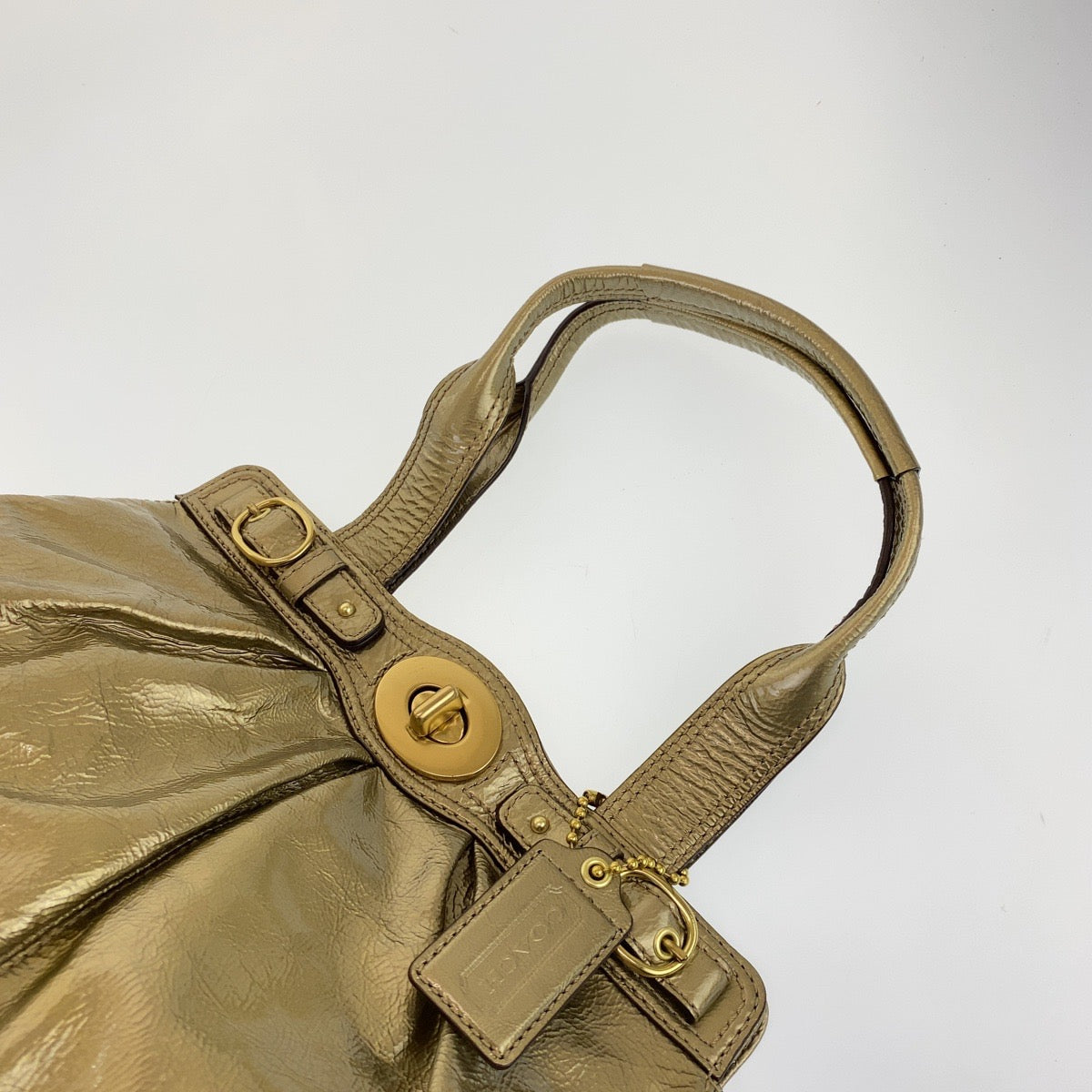 12748
COACH コーチ ターンロック ゴールド エナメル A1069-13926 トートバッグ ショルダーバッグ  レディース