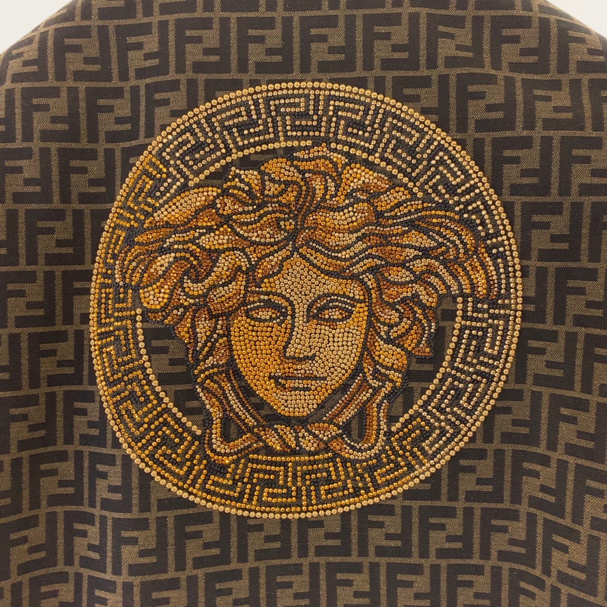 10002
FENDI フェンディ FENDACE フェンダーチェ ズッカ柄 メデューサ フェンディ ヴェルサーチェ コラボ サイズ52 ガーメント ハンガー付属 ブラウン ポリエステル / コットン ズッカ柄 メデューサ ジャガード ブレザー ジャケット メンズ SA380