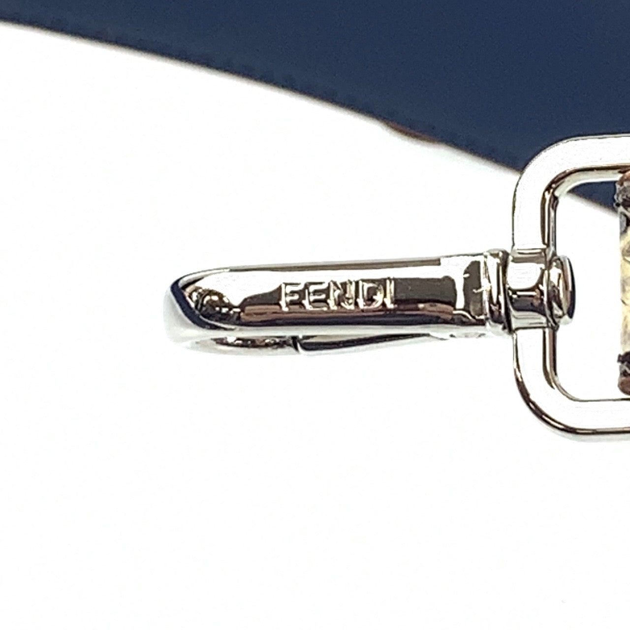 17997
FENDI フェンディ ストラップユー フラワー マルチカラー レザー / プラスチック ショルダーストラップ レディース A40