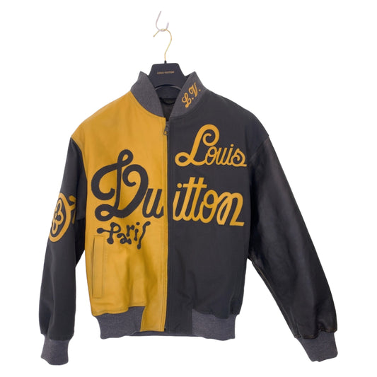 10082
LOUIS VUITTON ルイヴィトン ミックスキャンバスレザーボンバー バイカラージップアップジャケット サイズ48 イエロー グレー レザー / キャンバス RM231 XS0 HOL76E スタジャン レザージャケット ライダースジャケット メンズ A500